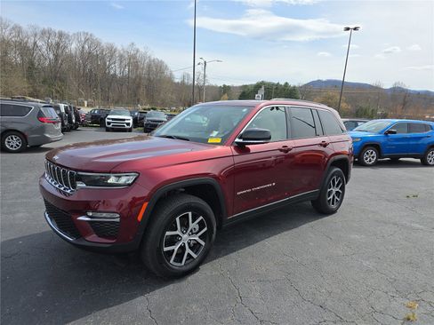 Used 2025 Jeep Grand Cherokee Limited w/ Luxury Tech Group II image 8
