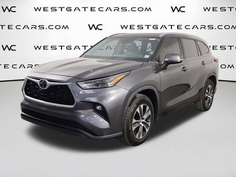 Used 2023 Toyota Highlander XLE FWD image 1