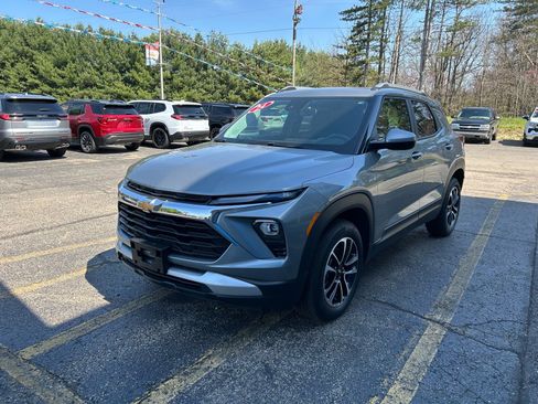 Used 2024 Chevrolet TrailBlazer LT w/ LT Cold Weather Package FWD image 2