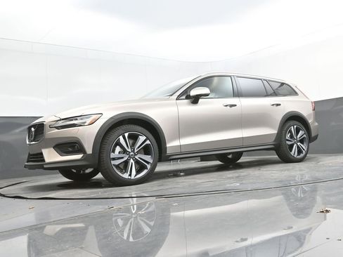 New 2026 Volvo V60 B5 Cross Country Plus w/ Protection Package Premier AWD/4WD image 40