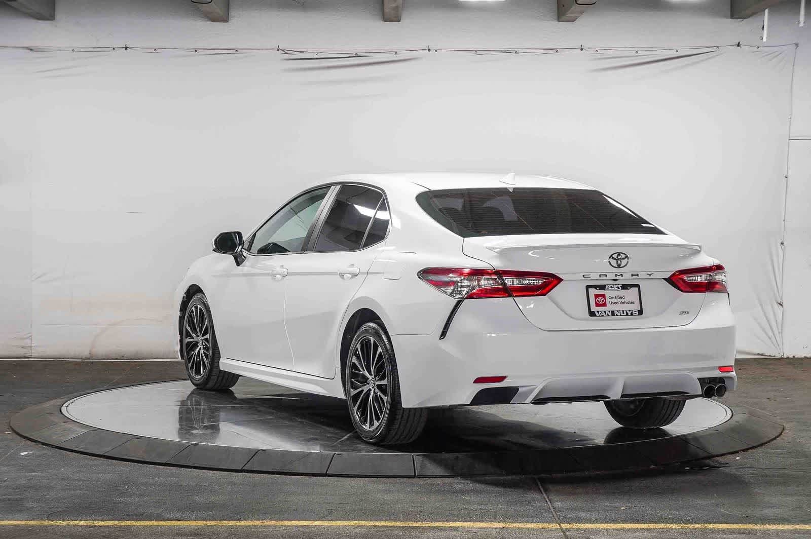 Used 2020 Toyota Camry SE FWD image 2
