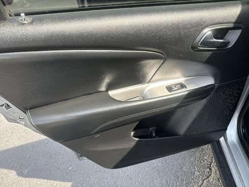 Used 2017 Dodge Journey SE w/ Flexible Seating Group image 12