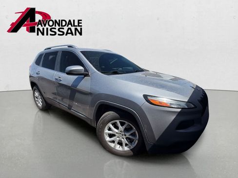Used 2017 Jeep Cherokee Latitude FWD image 4
