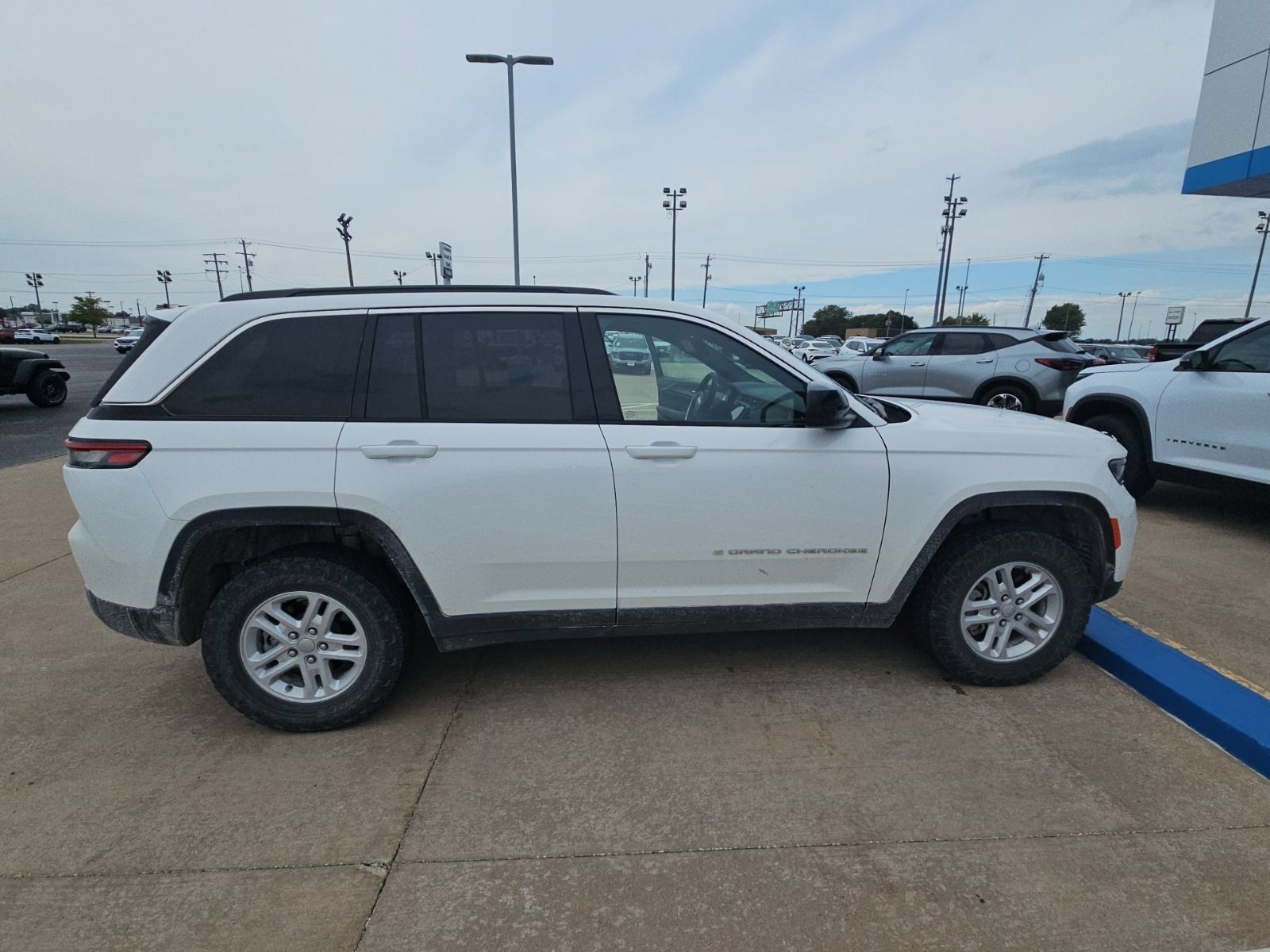 Used 2025 Jeep Grand Cherokee Laredo AWD/4WD image 3