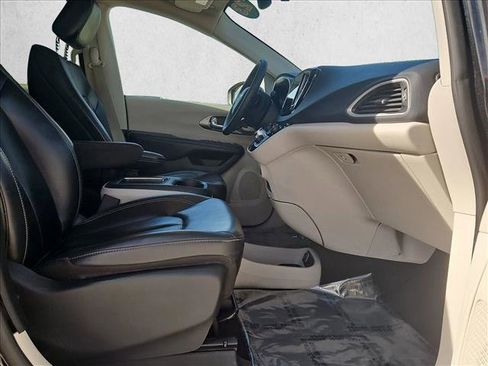 Used 2023 Chrysler Pacifica Touring-L image 22