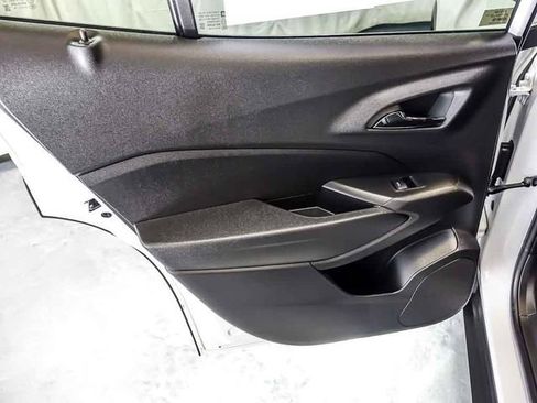Used 2025 Chevrolet Trax RS w/ Sunroof Package FWD image 26