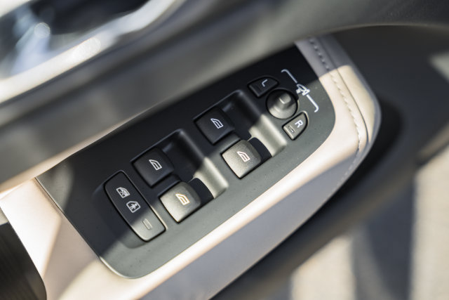 New 2027 Volvo XC60 T8 Plus AWD/4WD image 40