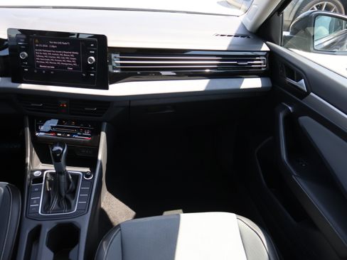 Used 2025 Volkswagen Jetta SE FWD image 13