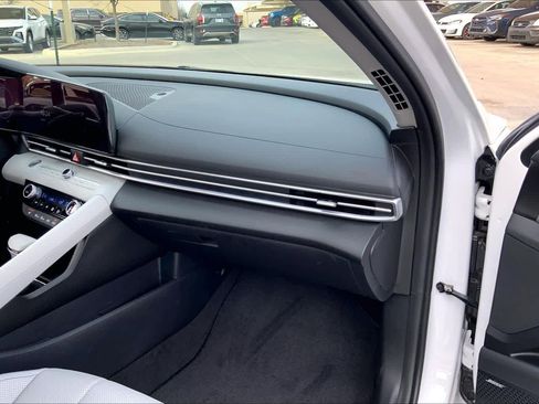 Certified 2025 Hyundai Elantra Limited image 18