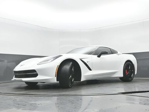 Used 2017 Chevrolet Corvette Stingray Coupe w/ 1LT RWD image 24