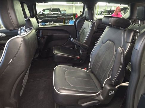 Used 2025 Chrysler Pacifica Limited AWD/4WD image 6