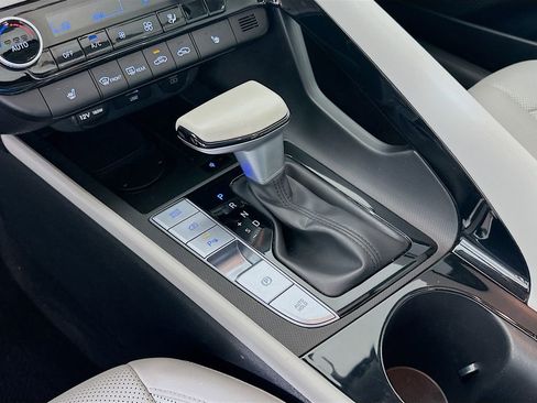 Certified 2024 Hyundai Elantra Limited image 17