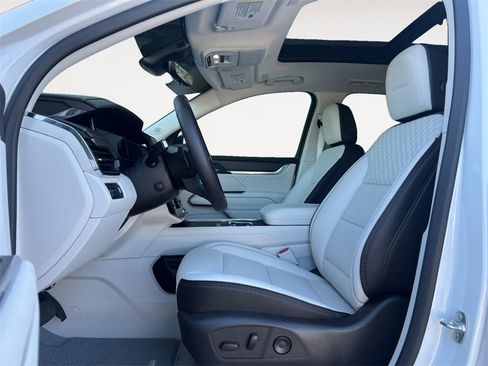 Used 2025 GMC Acadia Denali w/ Super Cruise Package image 9