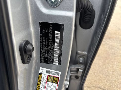 Used 2025 Toyota Highlander LE FWD image 31