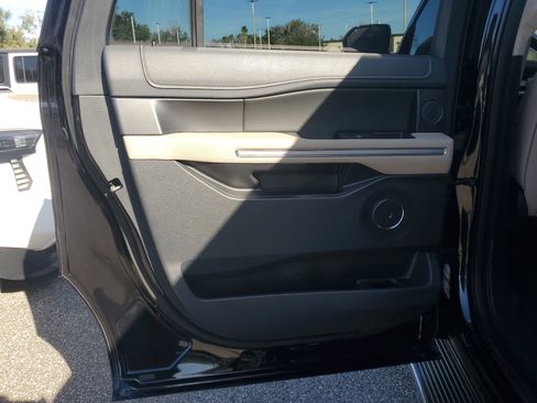 Used 2022 Ford Expedition Max Limited image 12