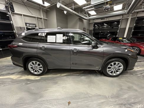 Used 2022 Toyota Highlander Limited image 32