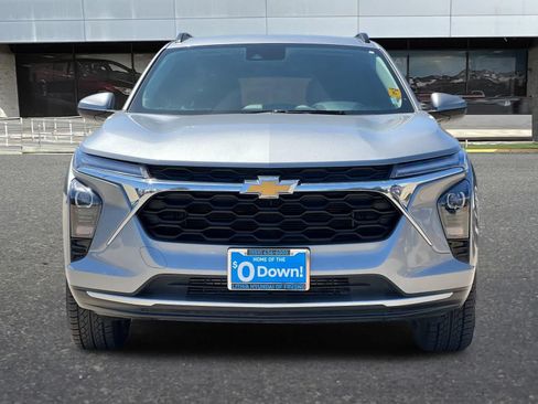 Used 2025 Chevrolet Trax LT FWD image 11