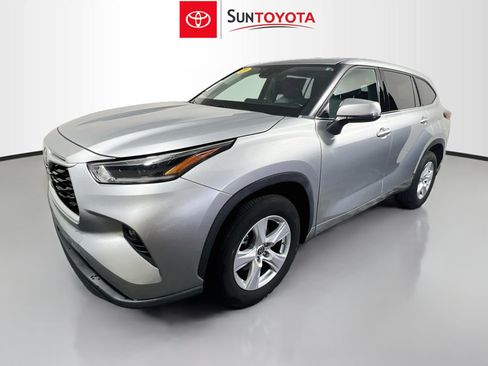 Used 2021 Toyota Highlander LE FWD image 9