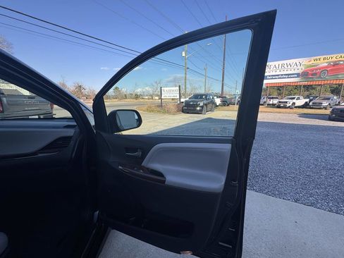 Used 2020 Toyota Sienna Limited Premium w/ Carpet Mat Package image 28