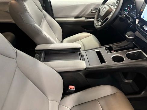 Certified 2025 Toyota Sienna XLE FWD image 22