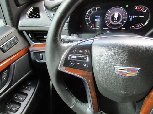 Used 2020 Cadillac Escalade Luxury image 12