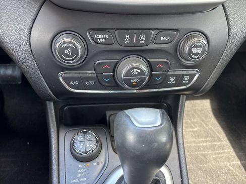Used 2015 Jeep Cherokee Trailhawk w/ Comfort/Convenience Group AWD/4WD image 31