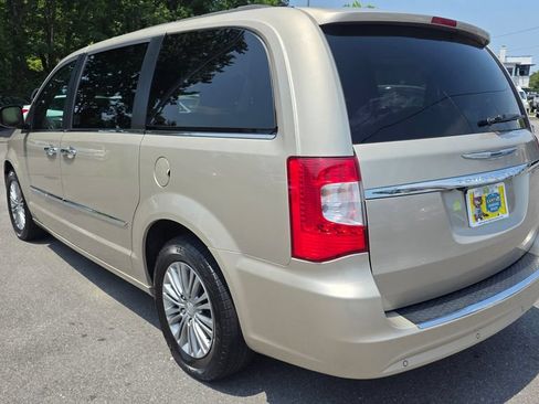 Used 2016 Chrysler Town & Country Touring-L FWD image 7