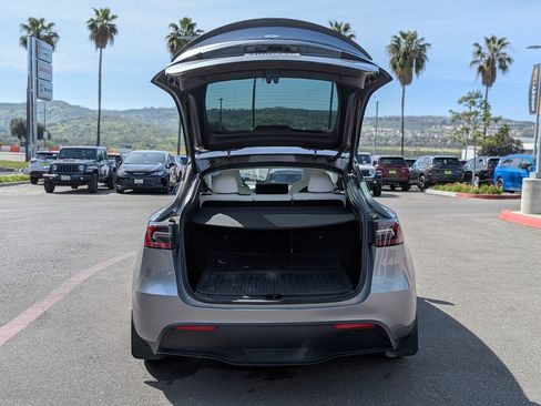 Used 2024 Tesla Model Y Performance image 9