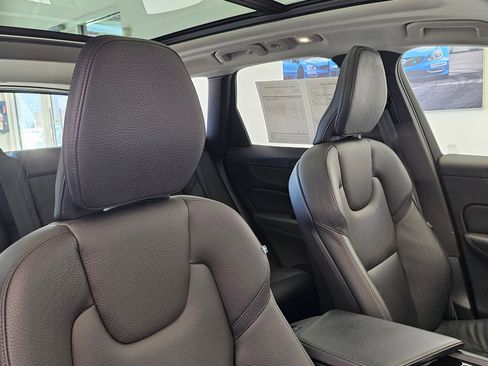 Certified 2022 Volvo XC60 B5 Momentum image 10