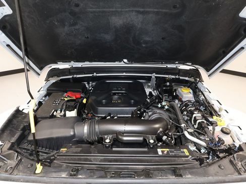 Used 2025 Jeep Wrangler Sahara image 30