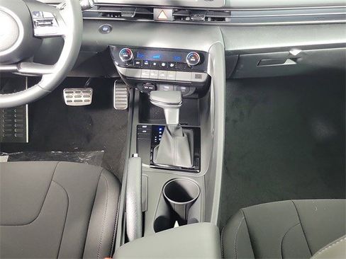 Used 2025 Hyundai Elantra Sport image 18