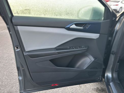 Used 2023 Volkswagen Taos SE w/ Panoramic Sunroof Package image 14