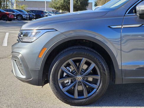 Used 2022 Volkswagen Tiguan SE image 8