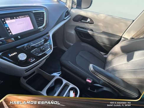 Used 2022 Chrysler Voyager LX image 23