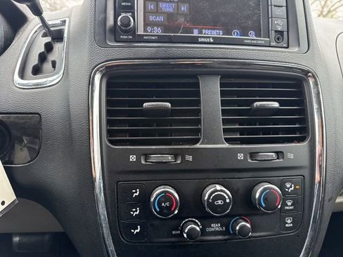 Used 2019 Dodge Grand Caravan SE w/ UConnect Hands-Free Group image 16