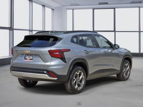 Used 2025 Chevrolet Trax LT FWD image 7