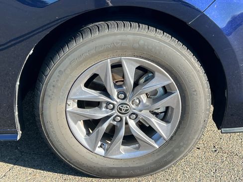 Used 2025 Toyota Sienna XLE FWD image 18