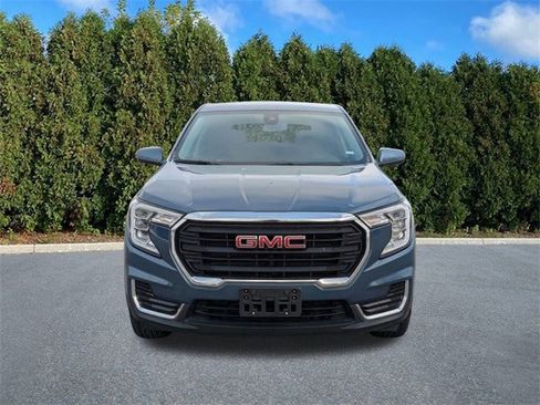 Used 2024 GMC Terrain SLE image 2