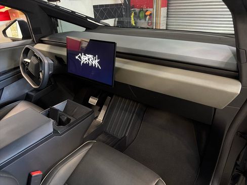 Used 2025 Tesla Cybertruck AWD Crew Cab image 18