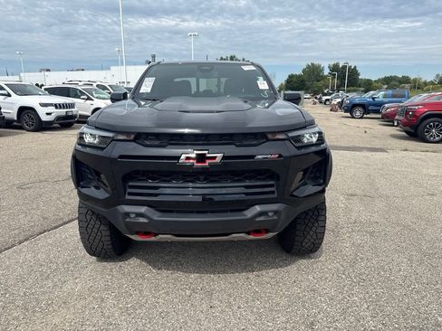 Used 2025 Chevrolet Colorado ZR2 w/ Midnight Edition AWD/4WD image 2