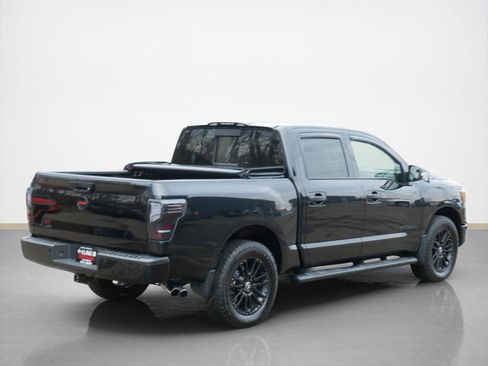 Used 2019 Nissan Titan SV w/ SV Convenience Package image 3