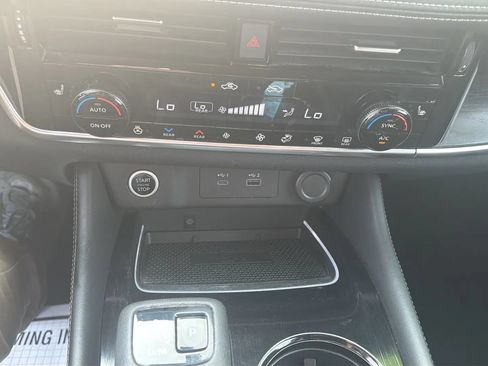 Used 2021 Nissan Rogue Platinum FWD image 22