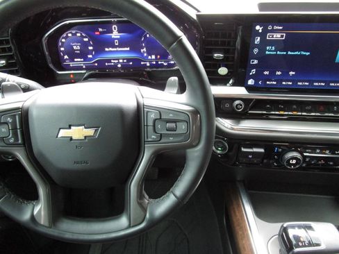 Used 2023 Chevrolet Silverado 1500 High Country w/ Technology Package AWD/4WD image 15