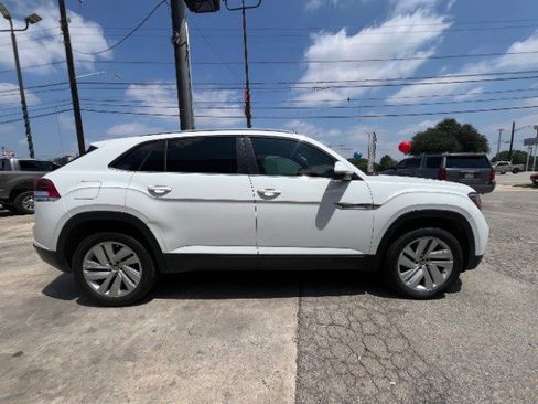 Used 2022 Volkswagen Atlas Cross Sport SE FWD image 6