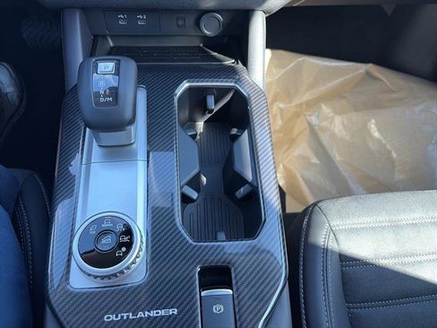 New 2025 Mitsubishi Outlander SE image 27