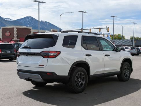 New 2025 Honda Pilot TrailSport image 3