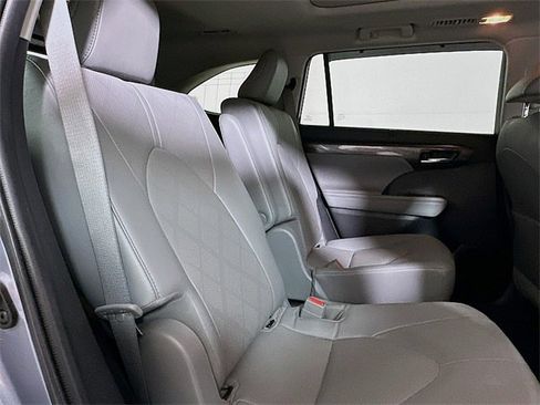 Used 2022 Toyota Highlander Platinum image 29