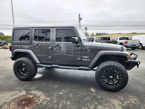 Used 2017 Jeep Wrangler Unlimited Sahara w/ Dual Top Group AWD/4WD image 21