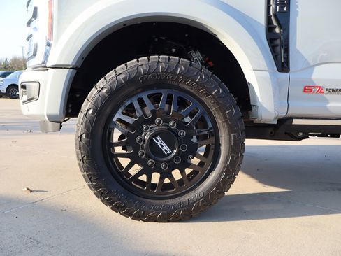 Used 2025 Ford F450 Platinum image 12