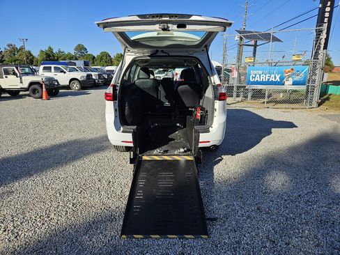 Used 2016 Toyota Sienna L image 10